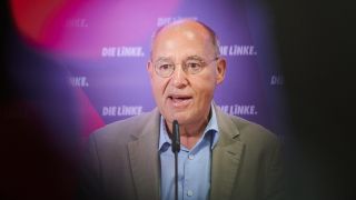 Gregor Gysi (Die Linke) spricht wÃ¤hrend einer Pressekonferenz im Karl-Liebknecht-Haus,