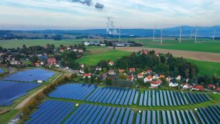 Zittau, Sachsen, Deutschland - Solarfeld Oberseifersdorf, Solarpark in Oberseifersdorf, in der Gemeinde Mittelherwigsdorf, hinten Windraeder und das Braunkohle Kraftwerk