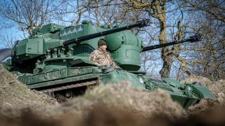 Ein Gepard Flugabwehrkanonenpanzer in seiner Stellung Ã¶stlich von Odessa.