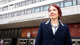 Geraldine Rauch, PrÃ¤sidentin der TU-Berlin, steht vor dem HauptgebÃ¤ude der Technischen UniversitÃ¤t Berlin.