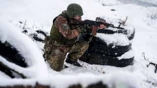 Ein ukrainischer Soldat zielt mit einem Gewehr bei einer Ãbung.