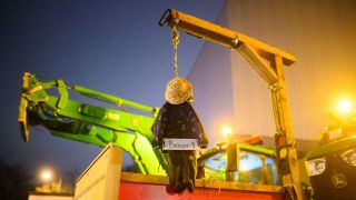 Eine kleine Bauernpuppe hÃ¤ngt an einem Galgen mit Ampel-Symbol bei einer Demonstration von Landwirten (Bild: picture alliance/dpa/Julian Stratenschulte)