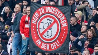 Fans des VfB Stuttgart halten ein Banner mit dem Schriftzug 