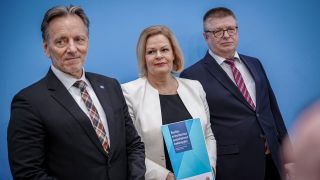 Holger MÃ¼nch (l-r), PrÃ¤sident des Bundeskriminalamtes (BKA), Nancy Faeser (SPD), Bundesministerin fÃ¼r Inneres und Heimat, und Thomas Haldenwang, PrÃ¤sident des Bundesamtes fÃ¼r Verfassungsschutz (BfV), geben eine Pressekonferenz zu MaÃnahmen gegen Rechtsextremismus. (Bild: Kay Nietfeld/dpa)