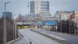 VÃ¶llig leer zeigt sich die gesperrte Stadtautobahn A103 in HÃ¶he der Abfahrt SaarstraÃe in Friedenau (Bild: picture alliance/dpa/Kay Nietfeld)