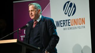 Archivbild: Hans-Georg MaaÃen (WerteUnion) bei einer Rede (Bild: picture alliance/dpa | Heiko Rebsch)