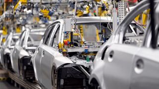 Autos in der Fertigung beim Werksrundgang von Bundeskanzler Olaf Scholz (SPD) im BMW Group Werk MÃ¼nchen