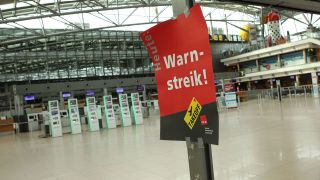 Fast menschenleeres Terminal 1 im Flughafen Hamburg wÃ¤hrend des Streiks der BeschÃ¤ftigten