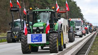 Landwirte aus Polen sind auf der Autostrada A2 (EuropastraÃe 30) mit ihren Fahrzeugen in Richtung deutsch-polnische Grenze unterwegs. 