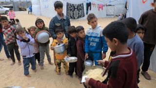 Kinder im Gazastrefen stehen fÃ¼r Essen an
