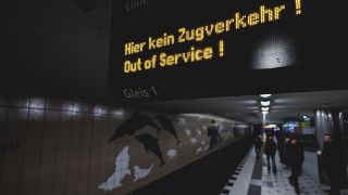 Die Anzeige 'Hier kein Zugverkehr! Out of Service!' leuchtet auf im U-Bahnhof am Zoologischen Garten in Berlin. Am Freitag, dem 1. MÃ¤rz 2024, wird noch bis 14:00 Uhr bei der BVG gestreikt, auch bei mehreren Brandenburger Verkehrsunternehmen haben die BeschÃ¤ftigten die Arbeit niedergelegt.