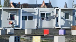 Die Container am Columbiadamm auf dem Tempelhofer Feld sind UnterkÃ¼nfte fÃ¼r GeflÃ¼chtete. (Bild: picture alliance/dpa | Lena Lachnit)