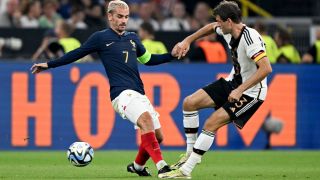 Archivbild: Frankreichs Antoine Griezmann (l) und Deutschlands Thomas MÃ¼ller kÃ¤mpfen beim FuÃball-LÃ¤nderspiel um den Ball (Bild: picture alliance/dpa/Federico Gambarini)