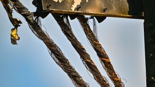 Verbrannte Kabel hÃ¤ngen an einem Strommast auf einem Feld nahe der Tesla-Autofabrik (Bild: picture alliance/dpa/Patrick Pleul)