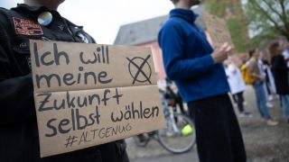 Eine Teilnehmerin hÃ¤lt wÃ¤hrend einer Demonstration fÃ¼r die Absenkung des Wahlalters auf 16 Jahre ein Schild, auf dem 