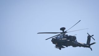 Ein Apache Helikopter fliegt bei einer Nato-Ãbung in Estland Ã¼ber eine MilitÃ¤rbasis in Tapa.