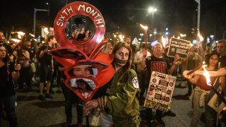 Israelische Demonstranten versammeln sich vor der Knesset um gegen Premierminister Benjamin Netanyahu und fÃ¼r eine sofortige Freilassung der israelischen Geiseln zu protestieren (Bild: picture alliance/Sipa USA/Matan Golan)