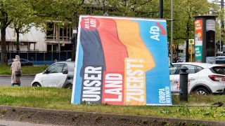 Ein Plakat der Partei AfD zur Europawahl liegt am Boden.