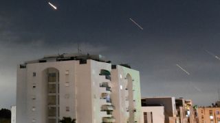 Das israelische Luftabwehrsystem Â«Iron DomeÂ» feuert, um vom Iran abgefeuerte Raketen abzufangen