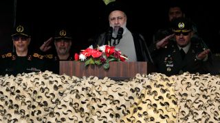 Der iranische PrÃ¤sident Ebrahim Raisi spricht wÃ¤hrend der Parade zum Tag der Armee auf einem MilitÃ¤rstÃ¼tzpunkt im Norden Teherans