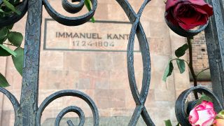 Blumen schmÃ¼cken nach die Grabstelle von Immanuel Kant.