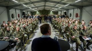 Boris Pistorius (SPD), Bundesminister der Verteidigung, spricht zu Bundeswehrsoldaten in Litauen. 