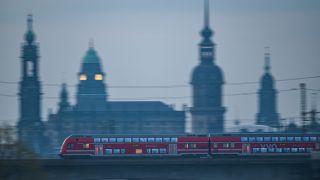 Eine S-Bahn fÃ¤hrt am Morgen vor der Altstadtkulisse Dresdens Ã¼ber die MarienbrÃ¼cke. 