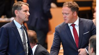 ThÃ¼ringens AfD-Fraktionschef BjÃ¶rn HÃ¶cke (links) mit dem CDU-Fraktionschef Mario Voigt (rechts) im Landtag in Erfurt (Bild: Martin Schutt/dpa-Zentralbild)