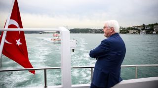 BundesprÃ¤sident Frank-Walter Steinmeier fÃ¤hrt mit dem Schiff Okyanus vom Anlegeplatz EminÃ¶nÃ¼ in Istanbul
