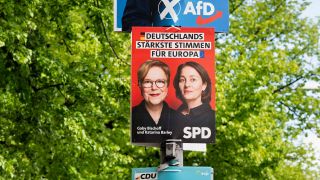 In Berlin hÃ¤ngen Plakate zur Europawahl an einem Laternenmast.