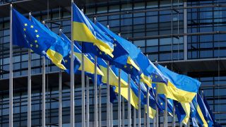 Flaggen der EU und der Ukrainie wehen vor dem EuropÃ¤ischen Parlament in StraÃburg.