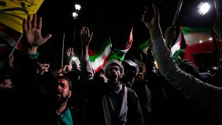 Iranische Demonstranten skandieren Slogans wÃ¤hrend einer anti-israelischen Versammlung vor der britischen Botschaft (Bild: picture alliance/dpa/AP/Vahid Salemi)