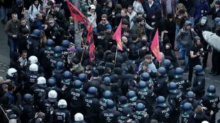 Archivbild: Demonstranten und KrÃ¤fte der Polizei stehen am 1. Mai 2023 in Berlin-Kreuzberg gedrÃ¤ngt, nachdem eine Demonstration fÃ¼r beendet erklÃ¤rt wurde (Bild: picture alliance/dpa | Kay Nietfeld) 