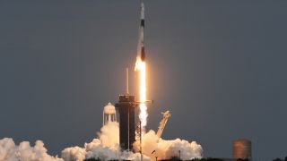 Symbolfoto: Start einer SpaceX Falcon Rakete mit dem Raumschiff Crew Dragon von der Internatinalen Raumstation in der TÃ¼rkei