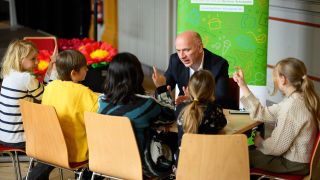 Kai Wegner (CDU), Regierender BÃ¼rgermeister von Berlin, spricht im Rahmen eines Besuchs in der Allegro-Grundschule in Berlin-Mitte mit SchÃ¼lerinnen und SchÃ¼lern der fÃ¼nften Klasse (Bild: picture alliance/dpa/Bernd von Jutrczenka)