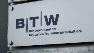 Das Schild des Bundesverbands der Deutschen Tourismuswirtschaft am Sitz in Berlin