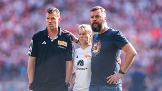 Union Berlins Trainer Marco Grote, Co-Trainerin Marie-Louise Eta und GeschÃ¤ftsfÃ¼hrer Kommunikation Christian Arbeit stehen Arm in Arm am Spielfeldrand bei der Partie in KÃ¶ln. (Archivbild)