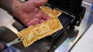 Waffeln mit dem Logo der CDU werden beim Parteitag der CDU gebacken.