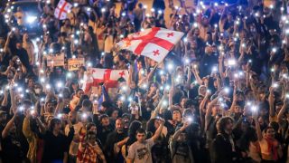 Georgien, Tiflis: Demonstranten schwenken georgische Nationalfahnen wÃ¤hrend einer Protestaktion der Opposition