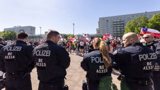 Polizisten stehen vor einer Demonstration zum 1. Mia in Berlin.