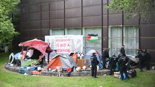 Polizeibeamte rÃ¤umen nach einer pro-palÃ¤stinensischen Demonstration an der Freien UniversitÃ¤t Berlin das Camp ab. (Bild: Sebastian Christoph Gollnow/dpa)