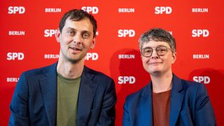 Martin Hikel und Nicola BÃ¶cker-Gianinni nach ihrer Wahl zum neuen SPD-FÃ¼hrungsduo in Berlin vor einer SPD Berlin Leinwand.