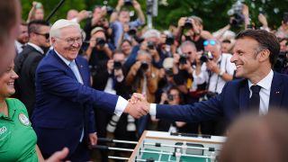 Emmanuel Macron, PrÃ¤sident von Frankreich, besucht zusammen mit BundesprÃ¤sident Frank-Walter Steinmeier das Demokratiefest aus Anlass von 75 Jahren Grundgesetz und sie stehen dabei an einem Tischkicker. 