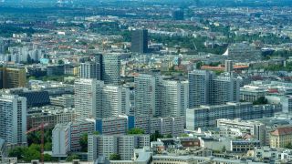 Panoarama der Skyline von Berlin - WohnhÃ¤user in der Leipziger (Berlin: picture alliance / imageBROKER | Karl-Heinz Spremberg)StraÃe