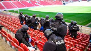 Die Polizei sichert bei einer praktischen Ãbung fÃ¼r eine Einsatzlage bei der FuÃball-Europameisterschaft in der Stuttgarter MHP Arena einen Bereich mit verletzten Personen (Bild: picture alliance/dpa/Tom Weller)