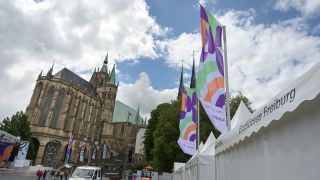 Die Aufbauarbeiten fÃ¼r den Katholikentag in der Innenstadt vor dem Erfurter Dom sind in vollem Gange (Bild: picture alliance/dpa/Heiko Rebsch)