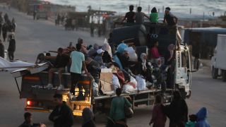 GeflÃ¼chtete MÃ¤nner, Frauen und Kinder transportieren ihr GepÃ¤ck auf einem Truck durch Rafah (Bild: picture alliance/ZUMAPRESS.com/Omar Ashtawy)