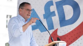 ino Chrupalla, AfD-Bundesvorsitzender und Fraktionsvorsitzender der AfD, spricht auf einer Wahlkampfveranstaltung seiner Partei in Dresden (Bild: Sebastian Kahnert/dpa) 