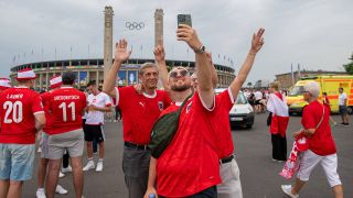 Ãsterreichische Fans machen ein Selfie vor dem Olympiastadion in Berlin.
