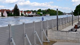 Eine Wassersperre ist an der Donau in Regensburg eingerichtet.